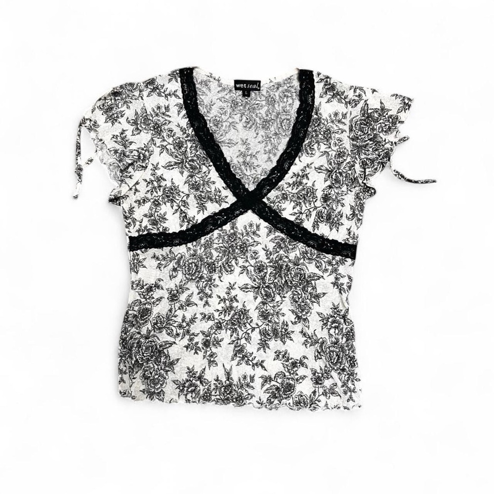 Y2K Wet Seal Floral Lace-Trim V-Neck Top in Black and White